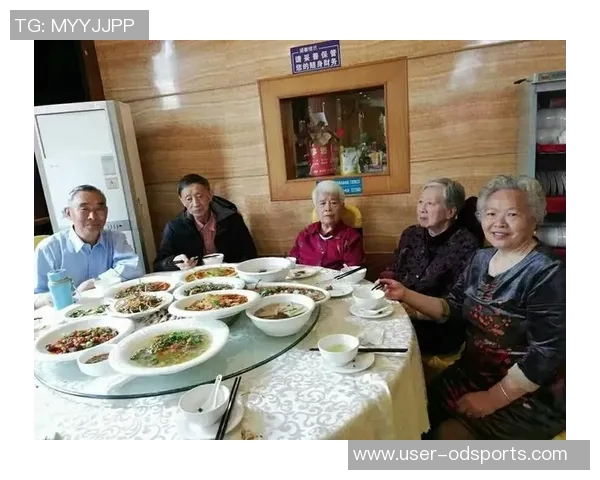 美媒分享库里一家六口温馨聚餐照片时光荏苒令人感慨不已