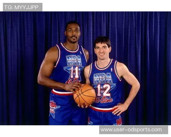 东契奇上半场狂砍32分詹姆斯无奈在替补席打哈欠观战